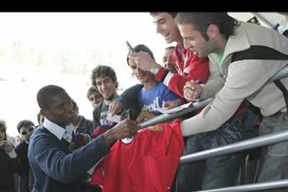 Eto´o fue muy amable con los centenares de jóvenes que se acercaron a conocerle en persona. El astro no decepcionó a nadie y firmó numerosos autógrafos.