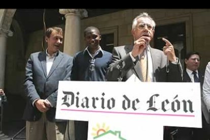 Cientos de aficionados acuden al acto organizado por el Diario de León, en la imagen el director Fernando Aller, y Pisorama en el Palacio de los Guzmánes, en el que el jugador respondió a todas las preguntas que los niños le realizadon previamente a través de www.diariodeleon.es.