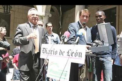 Un murmullo infantil alerta de su presencia, un ¡ohh! contenido y asombrado. Avanza el príncipe del fútbol por el Palacio de los Guzmanes pantalón vaquero, jersey azul, deportivas blancas, cinturón a la moda y amplia sonrisa.  Saluda a los niños y, como no, a las autoridades. En la imagen, recoge uno de los numeros regalos que le brindaron, en esta ocasión de manos del hasta ahora presidente de la Diputación de León, Javier García Prieto.