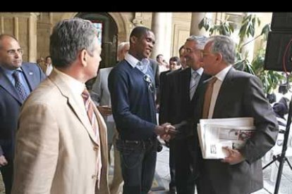El camerunés, muy educado, agradece la invitación hecha por Diario de León al director y al gerente del rotativo. Por su parte, el medio es quién le agradece al jugador su participación.