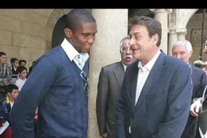 Eto'o, en la imagen junto a García Prieto, se  conmovió cuando habla de su infancia sin nada en Camerún o de los africanos que vienen en pateras. «Una vida no tiene precio, por eso quien la arriesga es porque ya no tiene nada que perder». Y señalando al presidente de la Diputación: «Nosotros no podemos hacer nada porque tenemos voluntad pero no poder. Los políticos tienen el poder y son los que tienen que hacerlo». Silencio profundo en el patio.