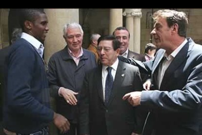 No dice nada de su fundación pero Eto'o, en la foto junto al presidente de la Cultural, Domingo Cueto, podía estar tomando caipiriñas en lugar de viajar de un lugar para otro en busca de financiación para ayudar a 4.000 niños en Camerún, a los que paga sus estudios, les enseña fútbol y da dinero a sus padres para que no les obliguen a trabajar y puedan seguir en la escuela. Por eso, el aplauso cerrado cuando al recoger el cheque que le entregó la empresa promotora leonesa Pisorama, Eto'o se llevó la mano al corazón.