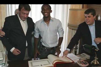Como visita ilustre que es, Eto'o firmó en el libro de honor de la institución provincial.