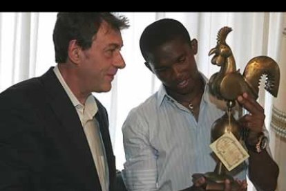 Uno de los regalos que más impresionó al futbolista fue el de la réplica del gallo de San Isidoro, entregado por Javier García Prieto.