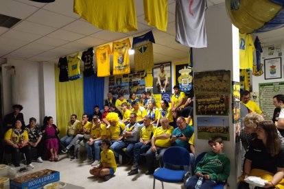 Los peñistas vivieron con emoción el partido en el que Las Palmas certificó su ascenso. LETICIA