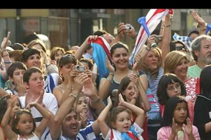Los cálculos de ciudades como Soria cifran en algo más de mil visitantes los que recibe la ciudad cada vez que el Numancia juega en casa. Una avalancha similar le espera a Ponferrada. Salvo si hablamos del Cádiz, del Málaga o acaso el Alavés, donde la riada puede ser monumental.