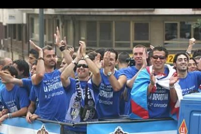 Los campeones fueron aclamados en cada metro que recorrieron en la góndola por las principales calles de la capital del Bierzo.