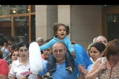 Nadie se lo quiso perder. Hablan las fuentes de la Policía Municipal de 12.000 personas en la plaza del Ayuntamiento y otros 8.000 por la distintas calles. Familias enteras, desde los abuelos hasta los nietos se echaron a las calles. Cada uno cogió cualquier cosa blanca y azul que tuviese en su casa, porque no se podía faltar a la fiesta del ascenso. Seguro que muchos crecerán con el sentimiento deportivista.