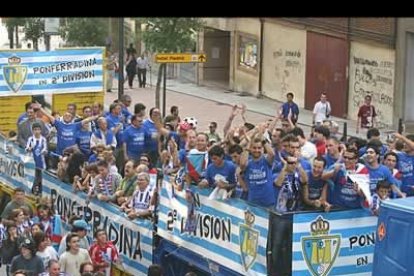 El camión que llevaba a la Deportiva asciende por General Vives cual equipo subiendo a Segunda División A.