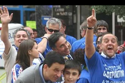 Los directivos también se lo pasaron como enanos. Tantos quebraderos de cabeza para los hombres que como le gusta decir al «presi» hacen un trabajo altruista y que también han tenido su recompensa con este asenso. Las telas de color blanco y azul se agotaba en los comercios de la ciudad, lo que provocó un quebradero de cabeza al Ayuntamiento para poder cubrir la fachada con ella.
