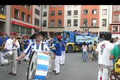 Y no podía faltar Mazolas. «Ministro» sénior volvió a animar el cotarro con el bombo como ya ocurrió el domingo en Lazúrtegui tras la finalización del partido de Alicante. El acto finalizó en el Ayuntamiento con una «viva Ponferrada, viva la Deportiva y viva el Bierzo».