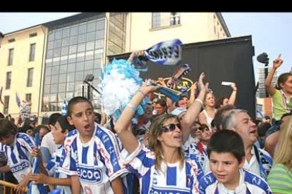 La afición congregada en el Ayuntamiento da rienda suelta a su alegría.