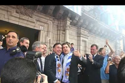 Para que un club tenga éxito necesita respaldo y eso fue lo que el alcalde le garantizó ayer a la afición. Antes de su alocución, el edil bajó a la plaza para recibir a Silvano y a su plantilla ante el aplauso del consejero Silván. También estaba Eduardo Fernández, Delegado de la Junta, así como Ricardo González Saavedra, presidente del Consejo Comarcal. No faltaron el resto de concejales de la corporación.