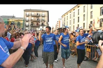 Pavone, Asier y Diego Ribera abren la comitiva hacia el Ayuntamiento.