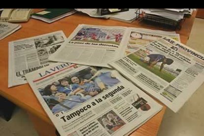 La prensa alicantina reflejaba en su edición de ayer lunes el nuevo tropiezo de un equipo que está batiendo récords de infortunio. El año pasado el Lorca dejó al Alicante compuesto y sin ascenso, mientras que esta temporada la Deportiva les ajustició a última hora. Lás lágrimas se vieron en Alicante y en Ponferrada, pero con motivos bien distintos. De fracasos también sabe la Deportiva pero al final el trabajo da sus frutos.