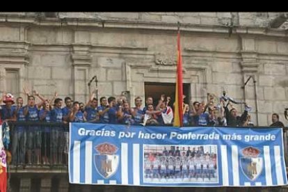 Toda la plantilla ponferradina, con el presidente a la cabeza (Silvano agita una bufanda a la derecha) saludó desde el balcón del Ayuntamiento mientras sus seguidores les replicaban entusiasmados.
