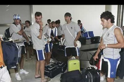 La expedición de la Deportiva aterrizó las dos y media de la tarde en el aeropuerto de La Virgen del Camino y allí pudieron ver las caras emocionadas de los primeros aficionados en una jornada que se preveía muy larga.