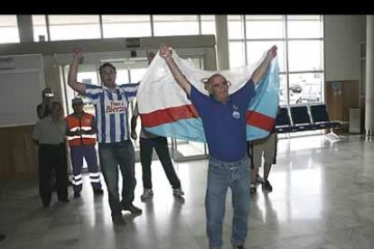 Incluso alguno se atrevió a viajar desde Ponferrada para que los jugadores y el cuerpo técnico tuviesen una bandera del Bierzo y alguna que otra camiseta de la Deportiva delante de sus ojos al acceder al aeropuerto a través de «llegadas».