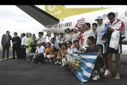 En el aeropuerto estaban el diputado provincial de Deportes, Enrique Gil, el alcalde de Valverde David Fernández y el presidente de Lagun Air Ignacio Tejera.