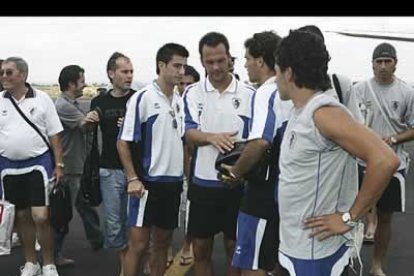 Cada uno de los jugadores fue recibido con un aplauso y con la petición reiterada de que el próximo año se pueda celebrar otro ascenso, a Primera División.