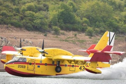Los hidroaviones cargaron agua del pantano hasta ayer. ÍÑIGO VALDEÓN