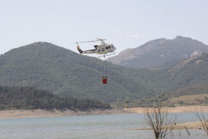 Uno de los helicópteros cogiendo agua en el embalse de Riaño fuera de la zona de navegación deportiva. CAMPOS