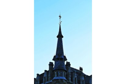 El edificio Botines de Gaudí también tiene su veleta. JESÚS F. SALVADORES