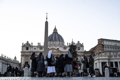 Periodistas en la Plaza de San Pedro, Ciudad del Vaticano, 28 de diciembre de 2022. El papa Francisco pidió el 28 de diciembre a los fieles que recen por su predecesor, el papa emérito Benedicto XVI, de quien dijo que estaba muy enfermo. EFE / EPA / ANGELO CARCONI