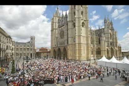 Los leoneses se fotografñiaron frente a la Catedral para reivindicar la declaración de las vidrieras del templo Patrimonio de la Humanidad para así conseguir la protección de la Unesco.