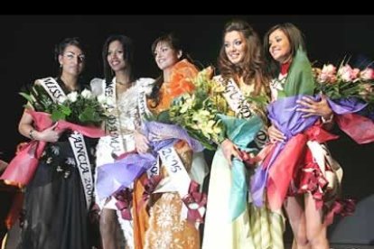 De izquierda a derecha, posan Sandra Blanco, Miss Elegancia, Eugenia Dos Santos, Primera Dama, Noelia Guisuraga, Miss León, Vanessa Fernández, Segunda Dama y Patricia Vega, Miss Telegenia.