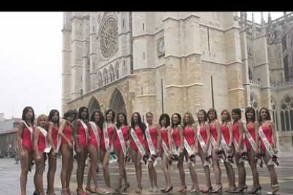 La catedral de León volvió a ser testigo de las bellezas leonesas, de las que saldría, días más tarde, la representante leonesa de Miss España.