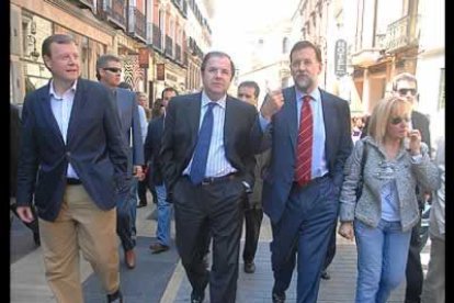 Lejos de mítines, y de discursos, Rajor prefirió dar un paseo por el centro de la ciudad, en la imagen por la Calle Ancha, para hablar más de cerca con los ciudadanos y conocer sus problemas e inquietudes de primera mano.