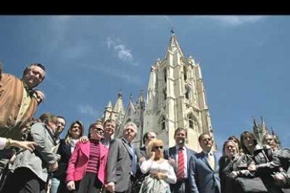 El equipo con el que el PP concurrirá a las próximas elecciones municipales y autonómicas en León, escogió la plaza de la Catedral para hacerse la tradicional foto de familia con el secretario general de su partido.