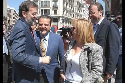 Los máximos representantes del partido en León, en la imagen el candidato a la Alcaldía de León, Mario Amilivia; el cabeza de lista provincial de las autonómicas, Antonio Silván y la presidenta provincial del partido, Isabel Carrasco, acompañaron a su presidente nacional en todo momento.
