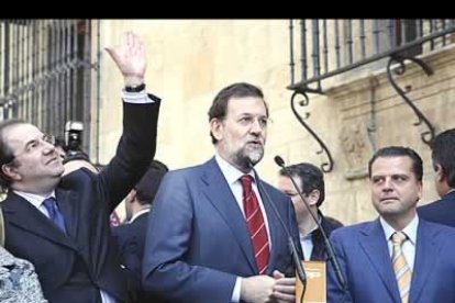 Rajoy, junto a Herrera y Amilivia, ofreció una rueda de prensa en la plaza de Botines, para hablar, entre otras cosas, de temas como Educaión, de las listas de ANV o de la prisión atenuada de De Juana Chaos.