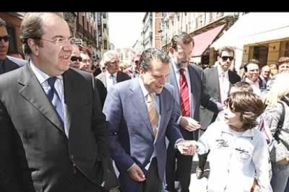 Toda la gente que se congregaba en la Plaza Botines hizo casi imposible iniciar la marcha hacia la calle Ancha. A Herrera le costaba avanzar entre la algarabía y la gente que se acercaba a él. «Voy a tener que comprar un traje nuevo en Llanes», dijo al ver una tienda al fondo de la calle. «Para eso estamos», contestó un señor al fondo.