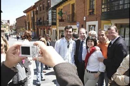En un receso del recorrido Rajoy se acercó a dos jóvenes estudiantes y llamó a Rajoy, ellos también querían verle, para hacerse una foto los cuatro. Al terminar les dio un consejo: «A trabajar fuerte».