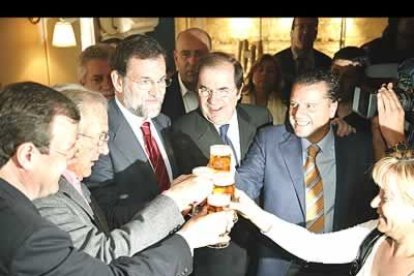 En una esquina de la plaza, Rajoy y Herrera aprovecharon para descansar un rato y entraron en el Café Europa. «¿Una cañita vamos a tomar?», preguntó Herrera. Y así fue, todos se tomaron una caña. Minutos después, sobre las 13.50, y ya con menos gente, salieron del local. Se detuvieron un instante en el monumento de la Cripta Arqueológica de Puerta Obispo, en un lateral de la Catedral, donde se recuerda que allí fueron hallados los restos del campamento de la legio VII genuina en 1996.