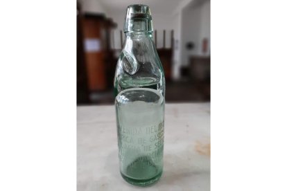 Botella de cuello Codd con una
canica que la sellaba al ser
empujada contra una arandela
de goma por la presión del gas.
Dispensador de aceite y
medidor utilizados en el
economato, en cuya
trastienda estaba el depósito.
ANA F. BARREDO