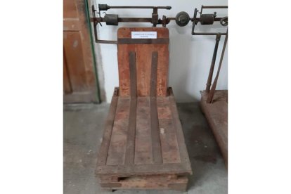 Báscula de madera que
perteneció al bar-tienda
regentado por Marino
Tejedor en Fabero. ANA F. BARREDO
