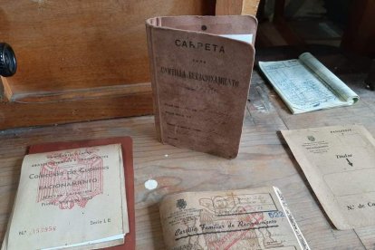 En 1939 se estableció un régimen
de racionamiento de productos
básicos que duró hasta 1952 y se
controlaba mediante cartillas. ANA F. BARREDO