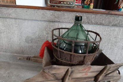 Carretilla perteneciente al
economato de Antracitas de
Fabero y garrafón en el que se
transportaba el aceite.