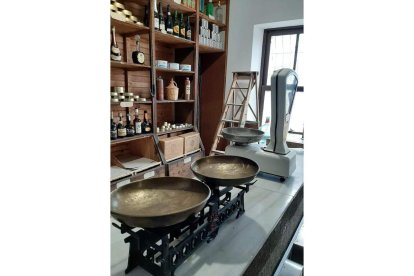 Una balanza romana de
cobre y una báscula de
aguja más moderna que ya
estaban en el economato.