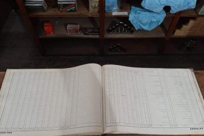 Sin cajas registradoras, las
entradas y salidas se productos
se anotaban en un libro. Este es
de los años 1950 y 1951.