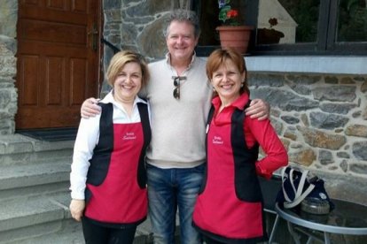 Juan Luis Cano, con Rosi y Salomé, de Casa Salomé, durante su estancia allí. DL