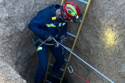 Bombero en el rescate del perro Rony. BOMBEROS DE LEÓN.