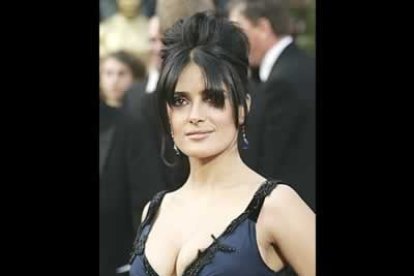 La mexicana Salma Hayek eligió un modelo negro escotadísmo y un moño que no resultaban demasiado favorecedores.