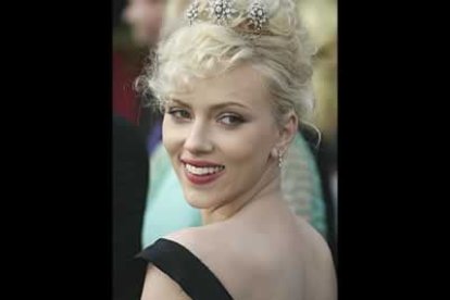 Scarlett Johansson se empeña una y otra vez en empeorar su juvenil belleza. Para la alfombra roja eligió el look princesita.