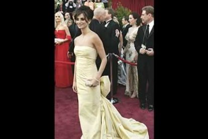La española Penélope Cruz guapísima y elegantísima como siempre con un diseño en color vainilla de Óscar de la Renta.