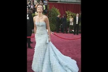 Charlize Theron, también muy elegante.